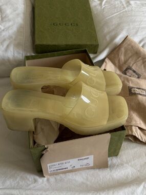 Gucci rubber Yellow Logo - Women